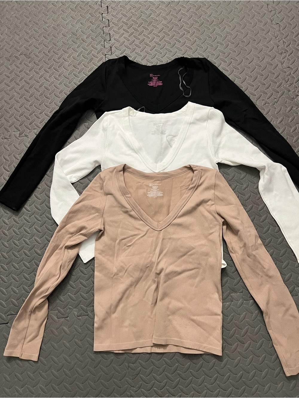 No boundaries ribbed V-neck, long sleeve women’s XL black white tan